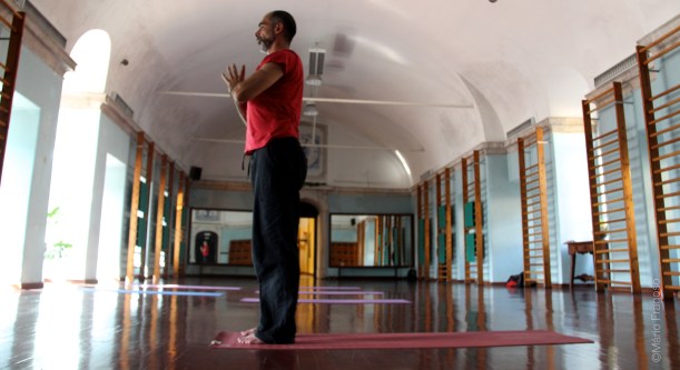 19. Tadasana samasthiti mãos juntas ao peito, força nos dedos, manter os músculos do braço activos (em angeli mudra)