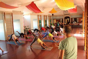 Praticar yoga tónico numa sala aquecida a 40 graus. Aceita o&nbsp;desafio?