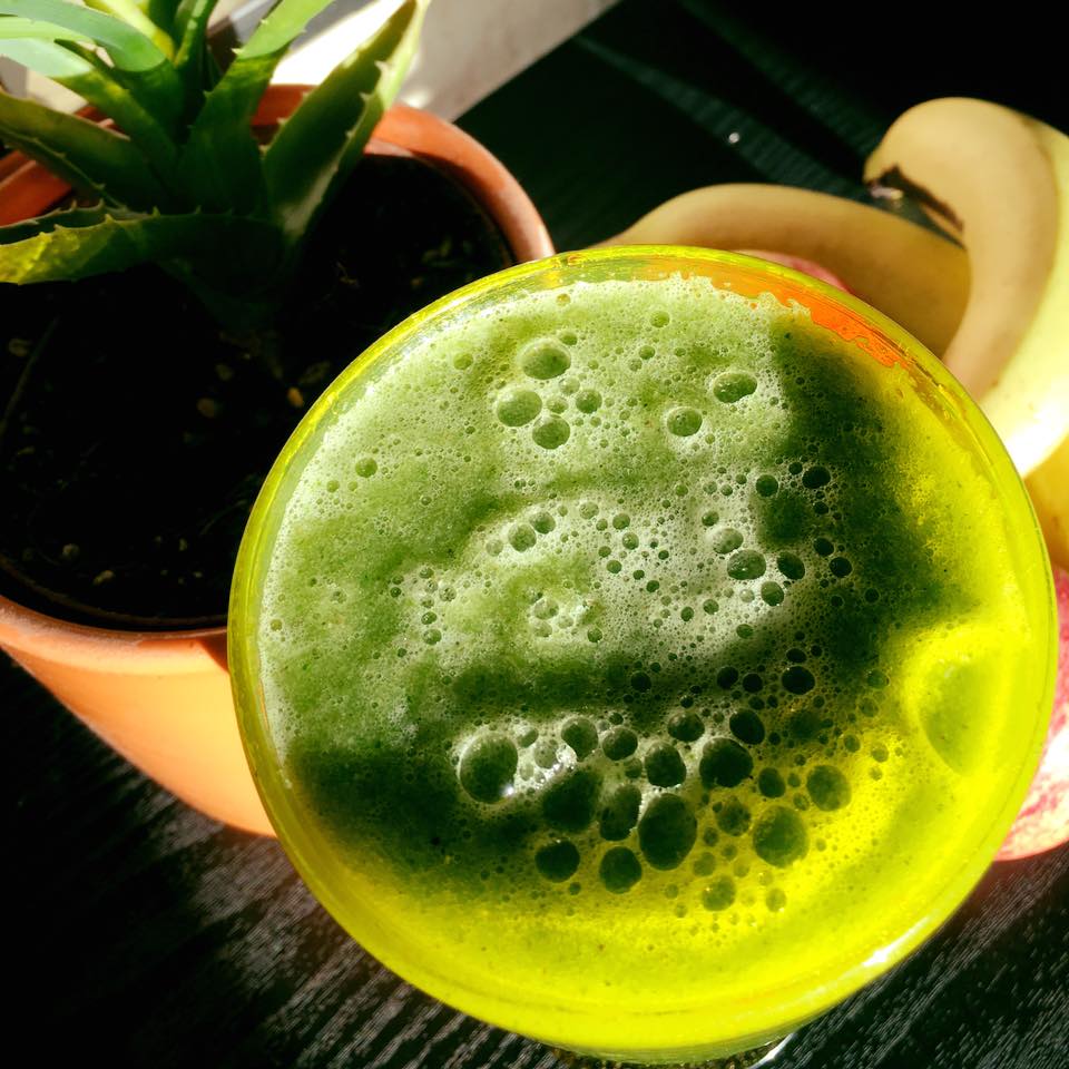 Sumo detox com pêra , agrião, salsa, pimenta hortelã com gengibre e sumo de limão