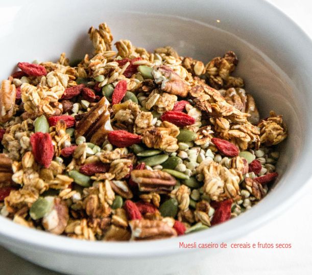 Muesli caseiro + fruta + iogurte