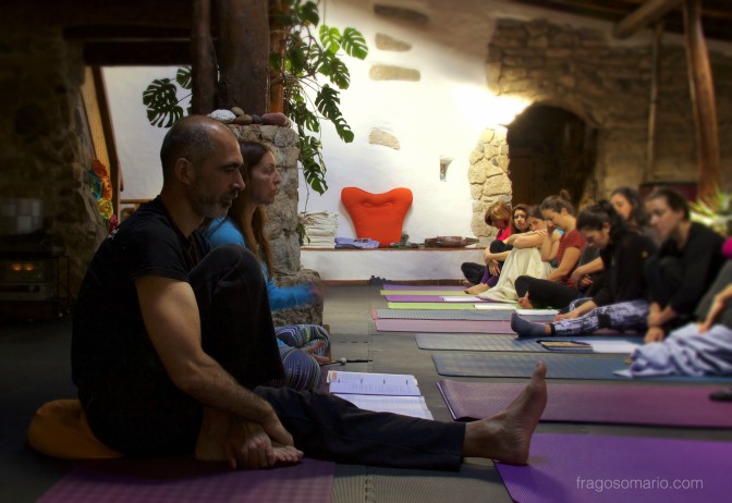 Dirigir uma aula de yoga é muito mais do que enumerar sequências de posturas