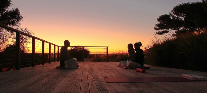 A vida magoa-nos. O yoga, ajuda-nos.