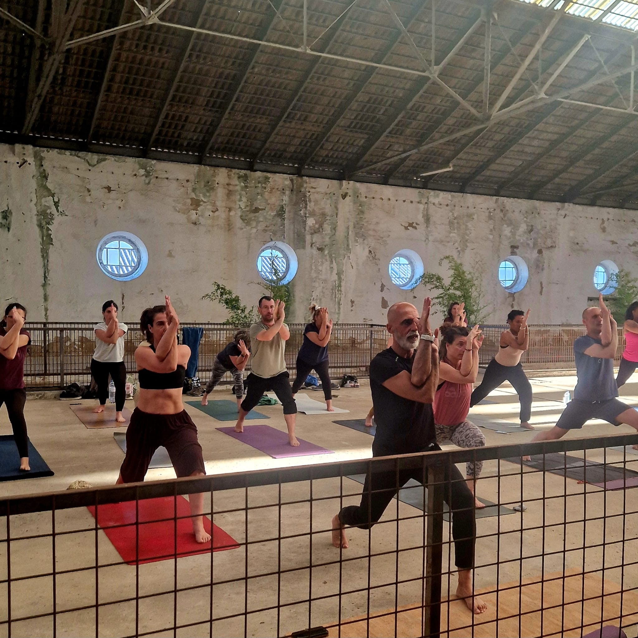 Aula Comunitária de Jean Pierre Oliveira no Dia Mundial do Yoga junta dezenas de pessoas no&nbsp;8Marvila