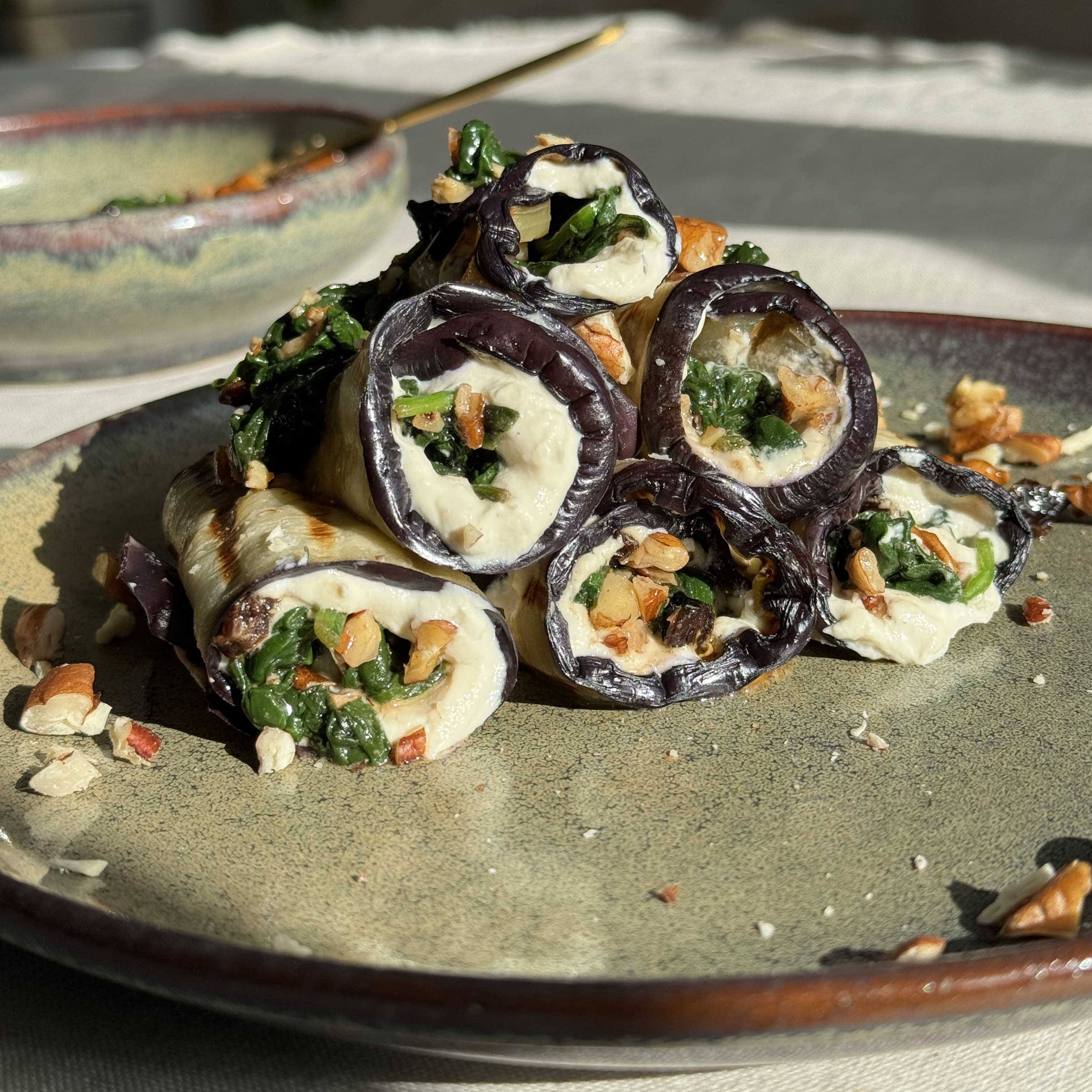 Cozinha vegan: Rolinhos de beringela com cremoso fumado, espinafres, tomate seco e&nbsp;nozes