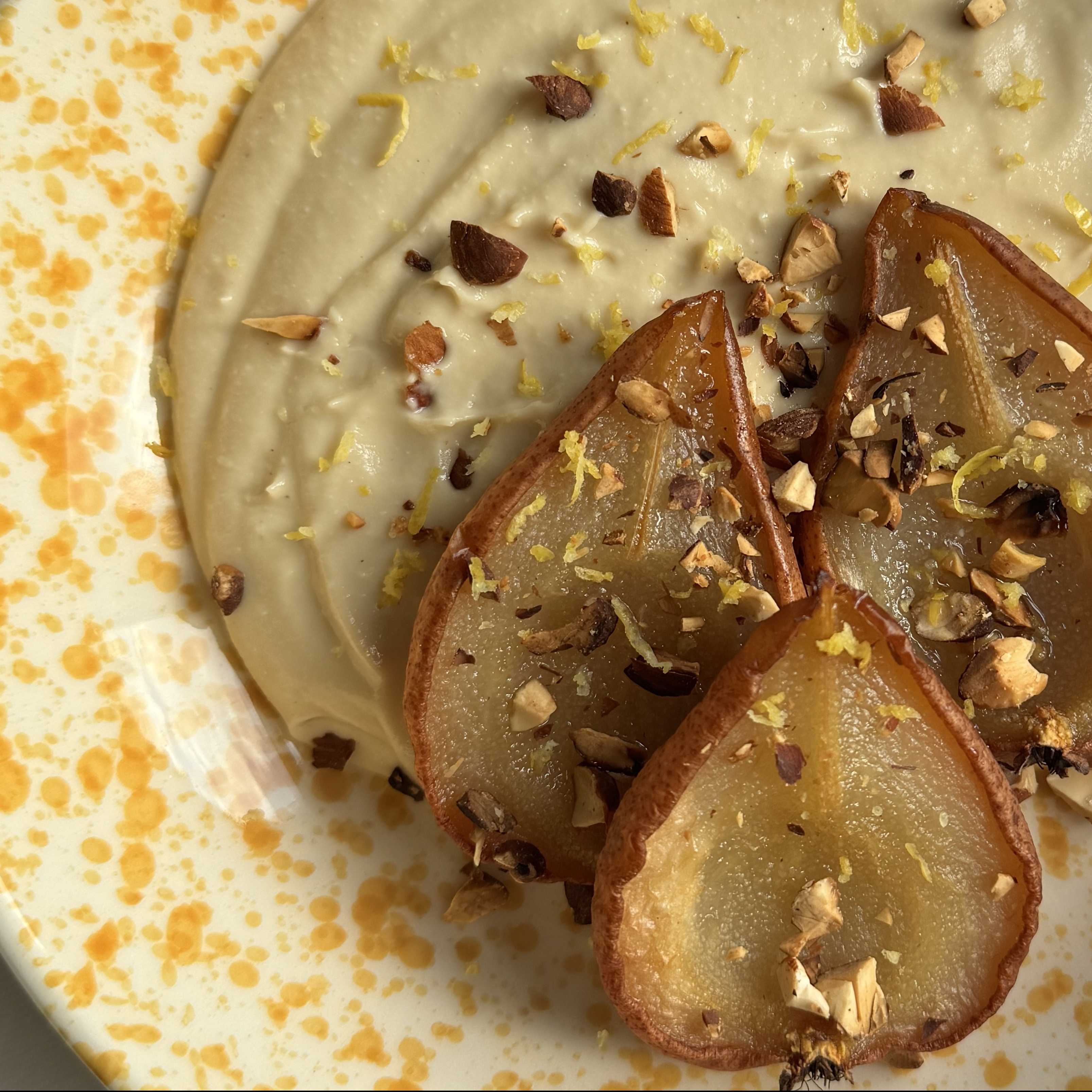 Receita vegan: Peras assadas com creme de&nbsp;cajuberto