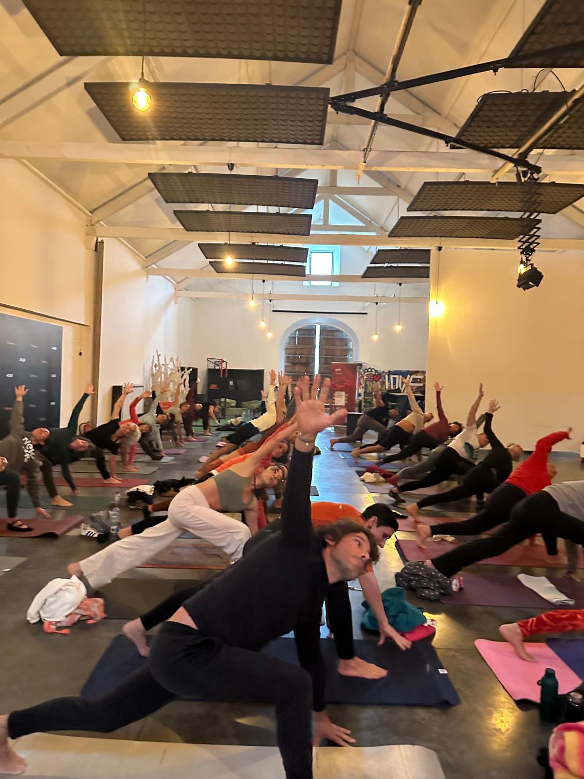 Jean-Pierre de Oliveira tem nova aula de yoga, com donativo livre, no dia 16 de fevereiro, no Studio&nbsp;Eight